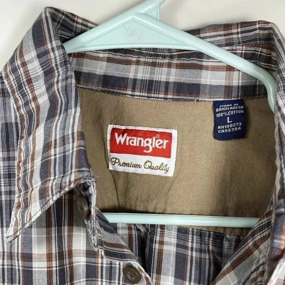 Wrangler premium quality button down with velcro pockets | size large - Picture 4 of 5